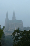 Chartres im Nebel